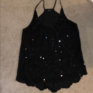 Black scallop hem tank